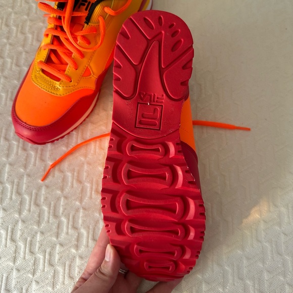 Orange Fila sneakers! size w 9! - Picture 3 of 5